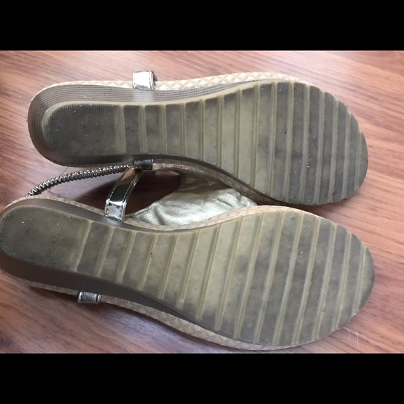 Beautiful gold sandals - Picture 5 of 7